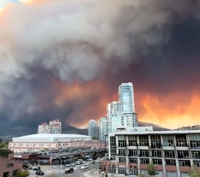 Yellowknife, N.T. under mandatory evacuation orders as fire closes in