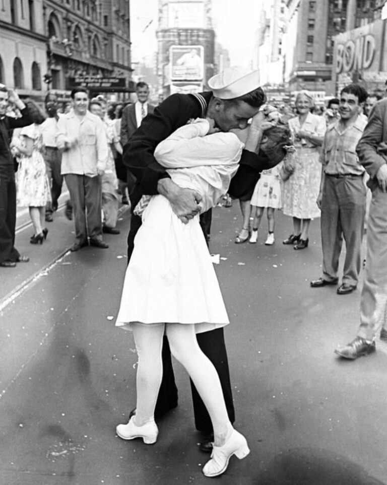 Veterans Affairs: Department bans ‘The Kiss’ photo, then quickly reverses itself
