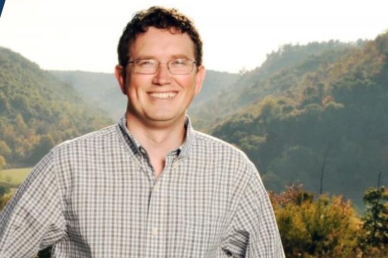 Rep. Thomas Massie joins as co-sponsor of motion to vacate speakership of Mike Johnson