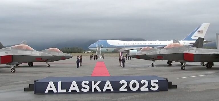 Trump and Putin land at JBER: Video